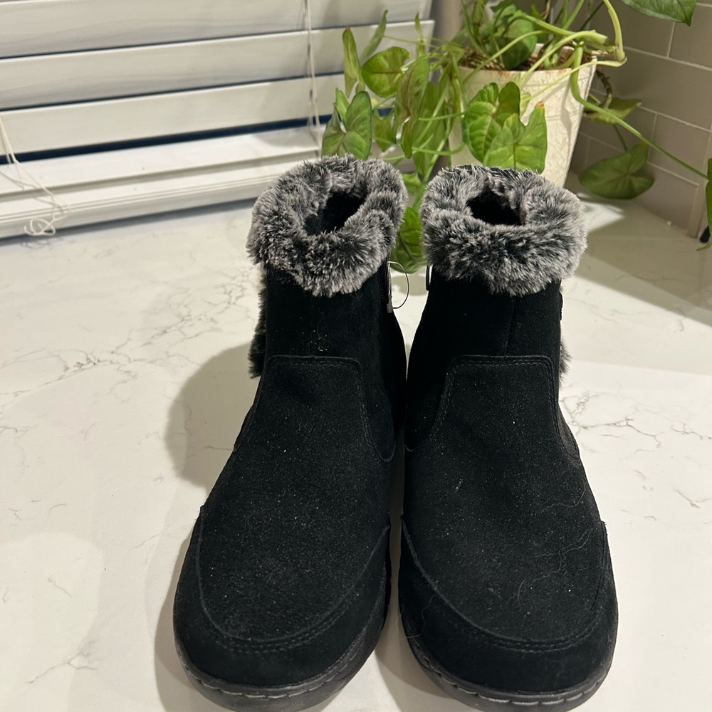 Khombu Black Winter Boots with Faux Fur Trim - Picture 2 of 4